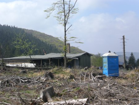 Jagdhütte mit Mobiltoilette am Wanderweg Sb3