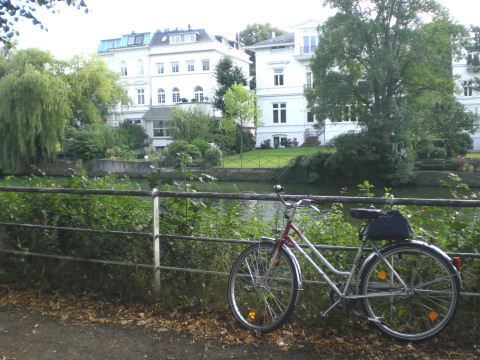 Mein geliehenes Rad: Am Leinpfad in Hamburg
