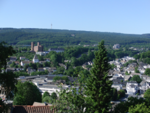 Meschede von oben mit Blick auf die Benediktinerabtei. (foto: zoom)