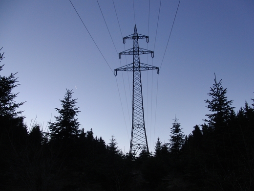 Strom-Mast auf der Höeh zwische dem Tal der Namenlose und der Neger. (foto: zoom)