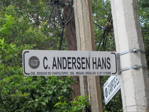Ja, wer ist denn dafür verantwortlich? Hier im Viertel wählte man die Straßennamen nach ausländischen Dichtern und Denkern. Doch wenn dann mal drei Namen zusammenkommen, kann es schon kompliziert werden. Außerdem wird es die Dänen allgemeinhin nicht freuen, dass hier jeder den Herrn Hans für einen Deutschen hält.