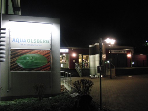 Der Eingangsbereich zum Schwimmbad in Olsberg heute abend (foto: zoom)