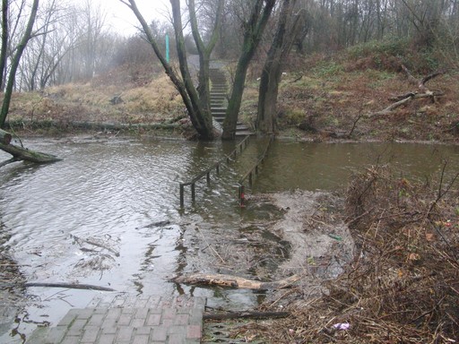 Wohl kein Opfer des Klimawandels ist die regelmäßig überschwemmte Rotbachbrücke am Niederrhein.*** (foto: zoom)