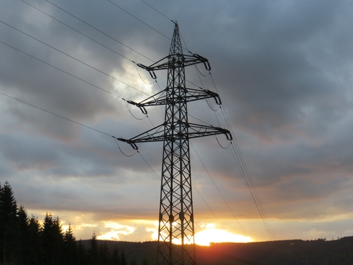 Strommast zwischen Ennert und Steinberg: hier ist die Sonne direkt ans Stromnetz angeschlossen. (foto: zoom)
