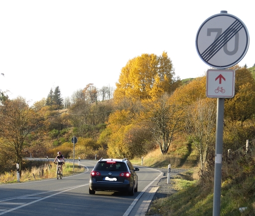 Von der Einfahrt zum Landal (links) bis zur Bahnüberquerung galt Tempo 70 (foto: zoom)