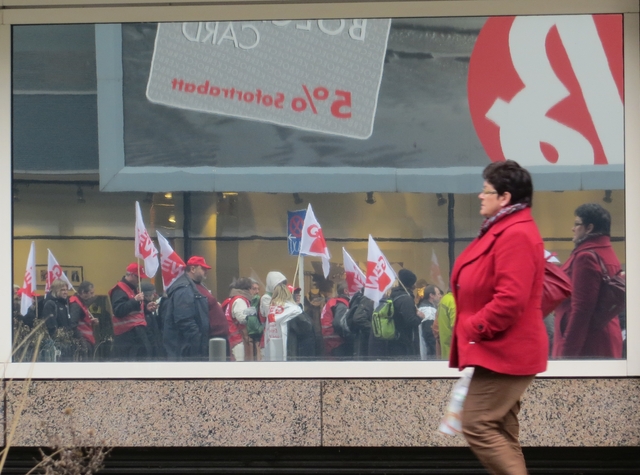 Demonstration im Schaufenster ... (foto: zoom)