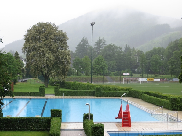 Freibad Siedlinghausen geöffnet: Luft 11°C, Wasser 21° C, leichter Dauerregen. (foto: zoom) 