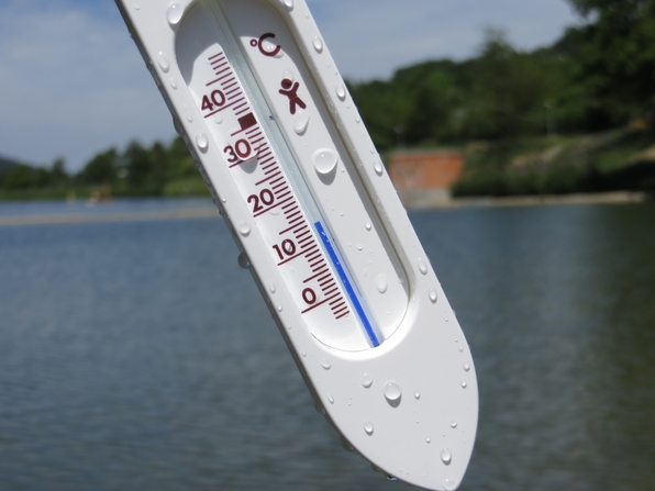 Die Wassertemperatur des Hillebachsees in Niedersfeld heute um 14 Uhr: 14,5°C (fotos: zoom)