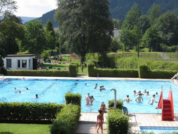 Heute um die Mittagszeit waren im Freibad Siedlinghausen schon 1000 BesucherInnen gezählt worden. (foto: zoom)