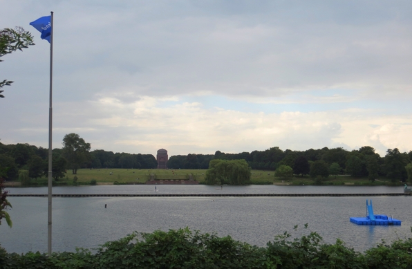 Der Stadtparksee in Hamburg heute Nachmittag:Wasser 20°C,  Schwimmerschar überschaubar (foto: zoom)