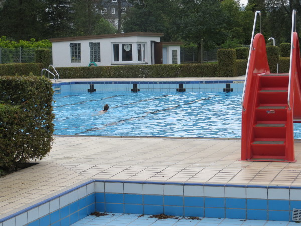 Becken halb leer oder halb voll? Das Wasser war heute schon zur Hälfte ins Hallenbad umgepumpt (fotos: zoom)