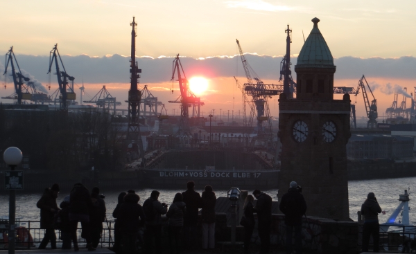 Immer wieder und wieder: Fotografen beim Sonnenuntergang am Stintfang in Hamburg. (foto: zoom)