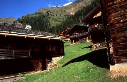 Ober- und Unterstalleralm (1.883 m) im Villgratental/Osttirol = Bergsteigerdorf - Aus den Almen sind Chalets geworden, können von Touristen angemietet werden.