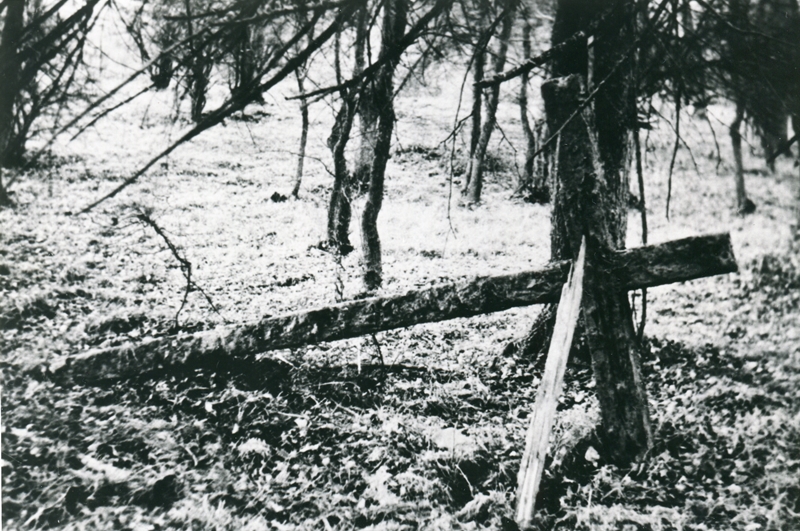 Das „Mescheder Sühnekreuz“ zum Gedenken an 80 ermordete „russische Zwangsarbeiter“ nach seiner Ausgrabung im November 1964 mit den Spuren von Äxten, Feuer, Erdlagerung seit 1947 sowie verwitterter Inschrift (Archiv Peter Bürger). 
