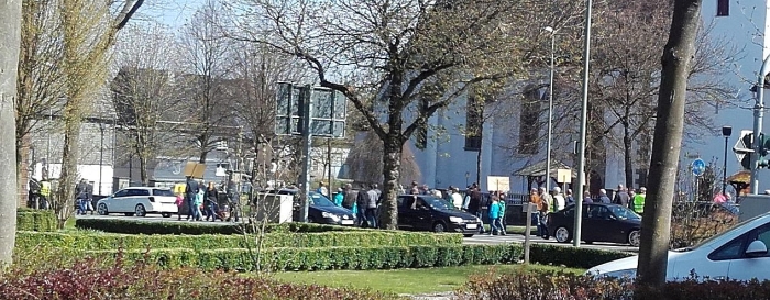 Demonstrationszug in Altenbüren bei Brilon, der von CDU-Funktionären aus Olsberg, Schmallenberg und Brilon angeführt wurde. (foto: sbl)