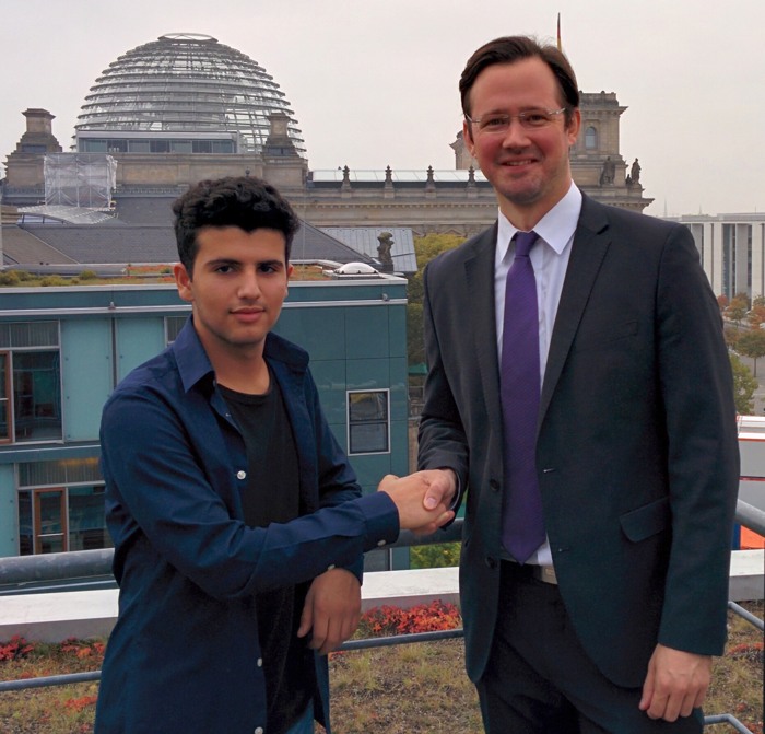 Händedruck vor der Reichtagskulisse: Maruan Oweid und Dirk Wiese. (foto: spd)