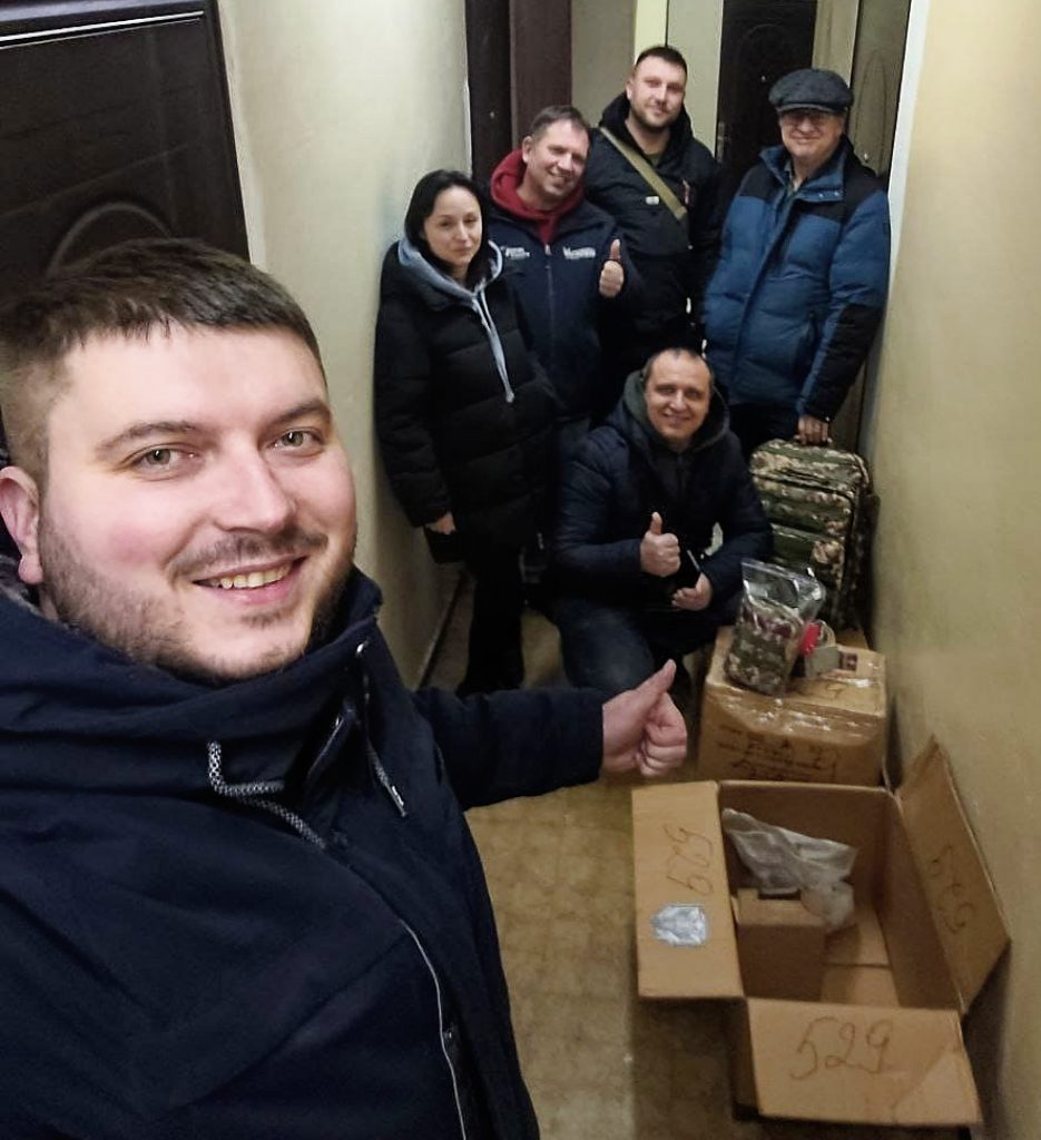 Selfie in einem engen Gang: 5 m, 1 f

Rechts Kartons mit der Beschriftung 529 und verschiedene Rucksäcke.