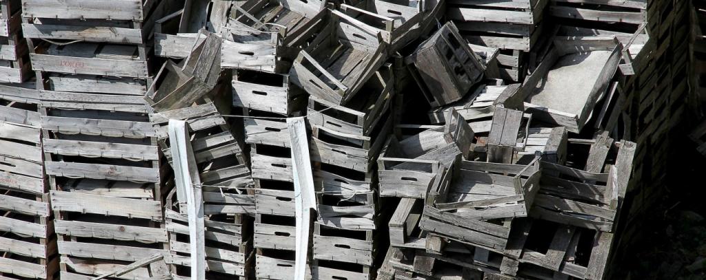 Ein großer Stapel alter hölzerner Obstkisten